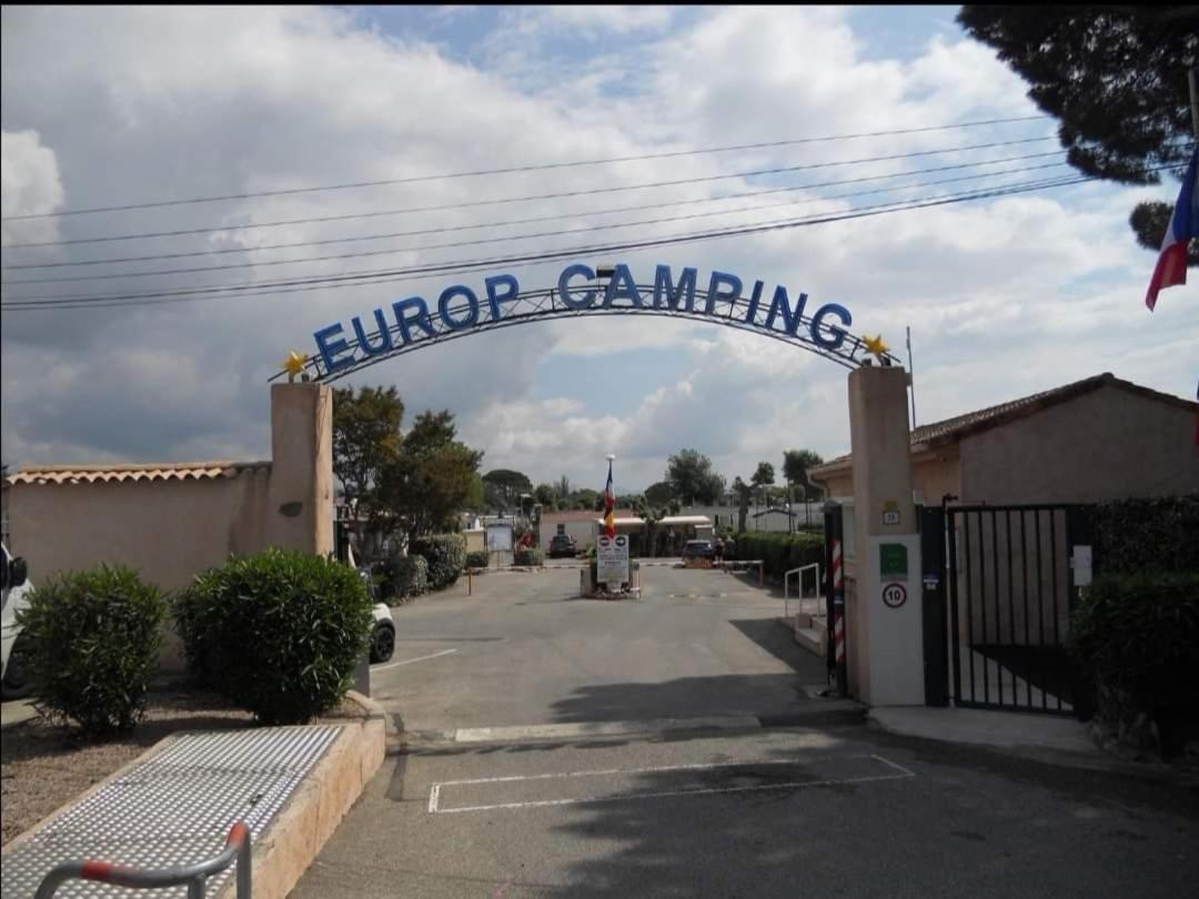 Vacances Familiales Dans Camping Avec Piscine Frejus Bagian luar foto